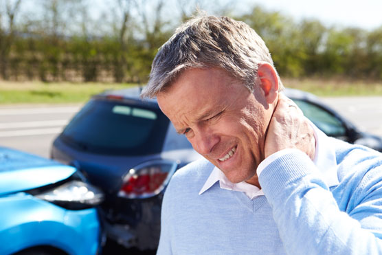 Mann mit Nackenschmerzen nach Autounfall